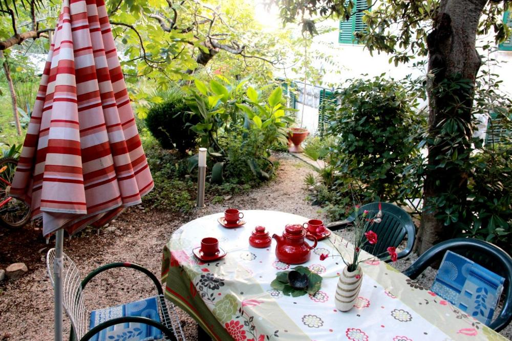 Guest house with garden - Zuvan